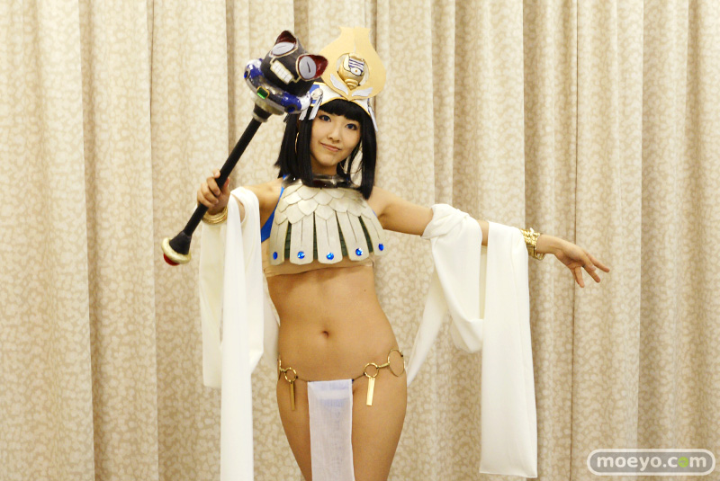 Illustration for article titled Queen's Blade Cosplayers Look Like This